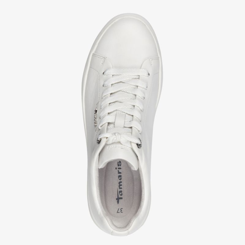 Weißer Sneaker in Frontansicht mit Schnürsenkeln, sportiv und bequem, modernes Design, langlebiges Material