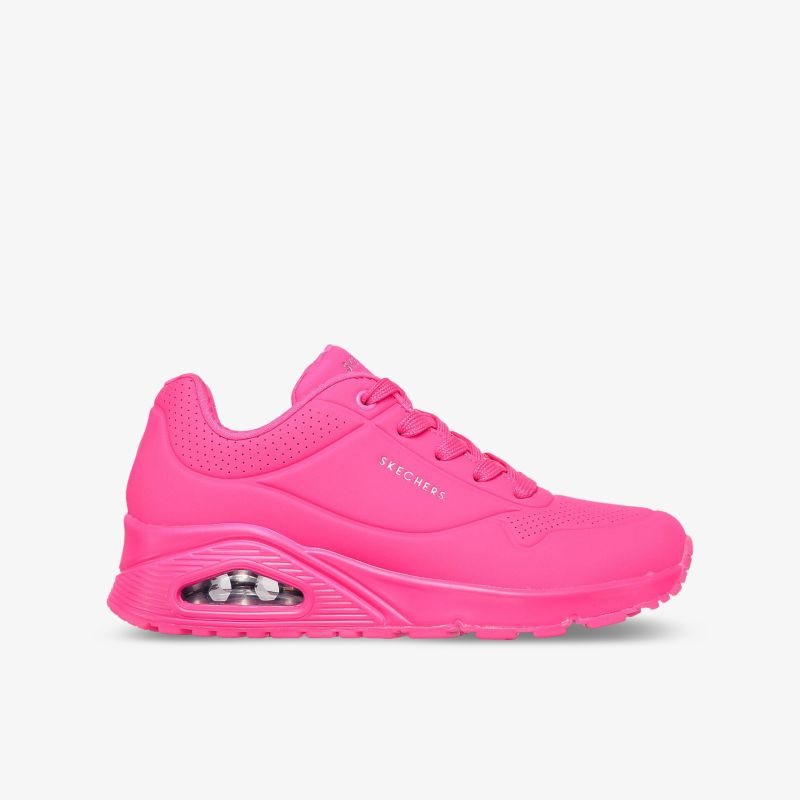 Leichter neon pinker Sportschuh mit dämpfender Sohle und atmungsaktivem Material in klarer Seitenansicht