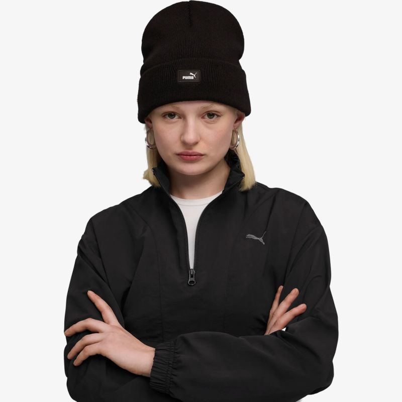Schwarze Beanie Mütze aus warmem Material, modisch und bequem, perfekt für kalte Tage