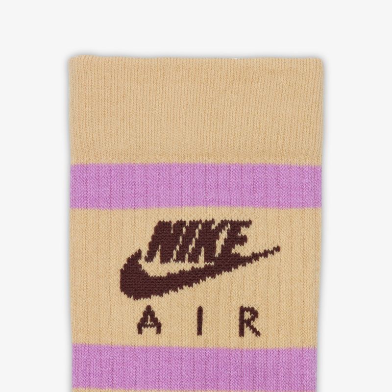 Stilvolle beige und lila Nike Socken mit auffälligem Logo, ideal für sportliche und alltägliche Anlässe.