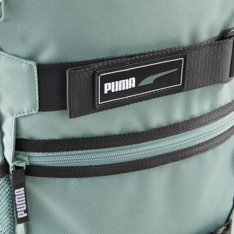 Detailansicht eines robusten und stylischen Rucksacks mit Reißverschlusstasche und markantem Logo.