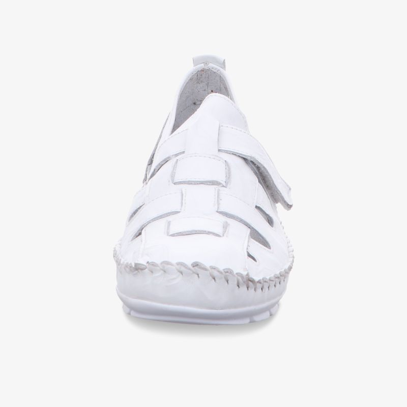 Moderner weißer Schuh mit flexiblem Design und atmungsaktivem Material in Frontansicht