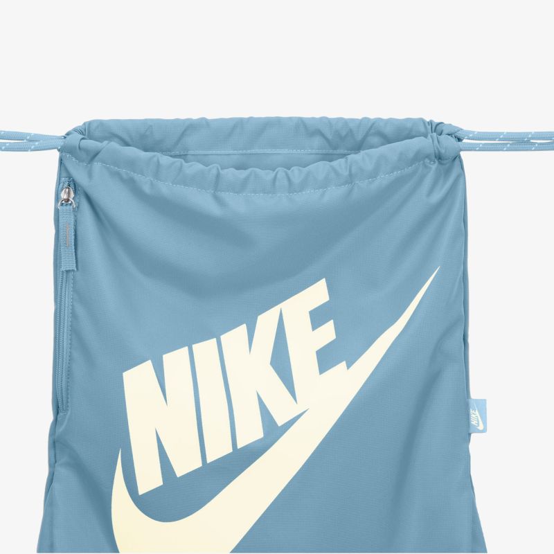 Moderner blauer Sportbeutel mit ikonischem Logo, ideal für Alltag und Training