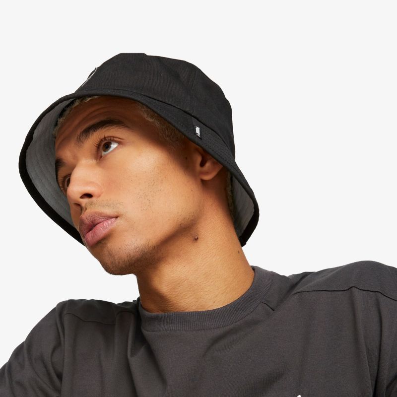 Schwarzer modischer Bucket Hat, lässig und stilvoll für vielseitige Outfits geeignet.