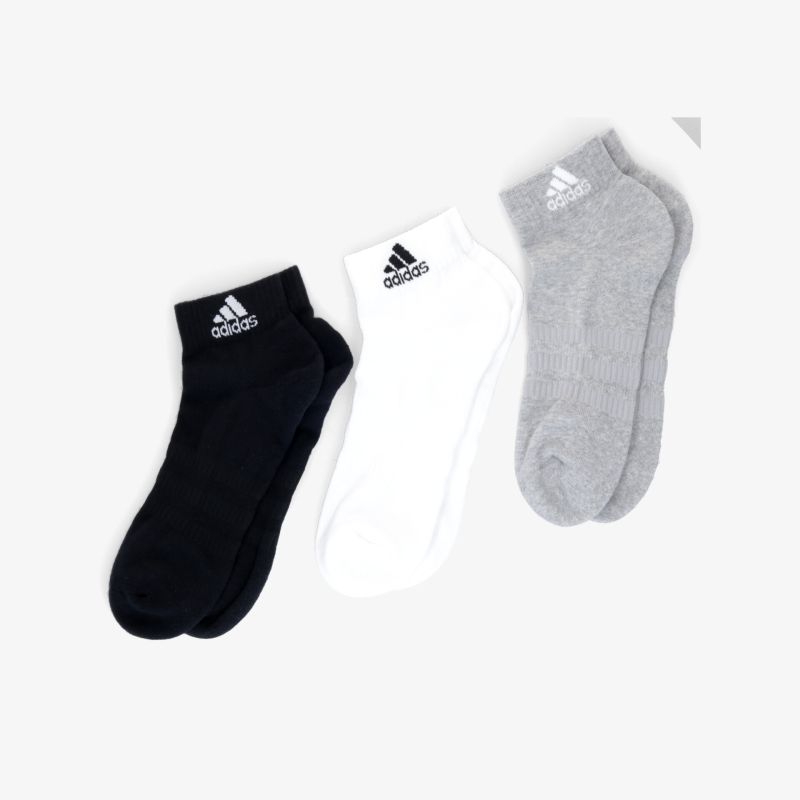 Adidas Socken im 3er-Pack in Schwarz, Weiß und Grau, ideal für Sport und Alltag, knöchelhoch und komfortabel.