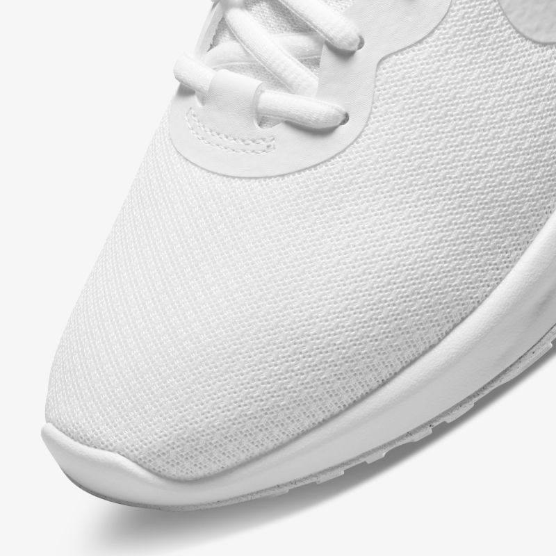Detailaufnahme eines weißen Sneakers mit strukturierter Oberfläche und moderner Silhouette.