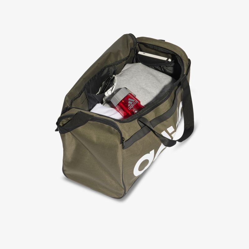 Vielseitige Sporttasche mit Reißverschluss, geräumigem Hauptfach und robusten Tragegriffen.