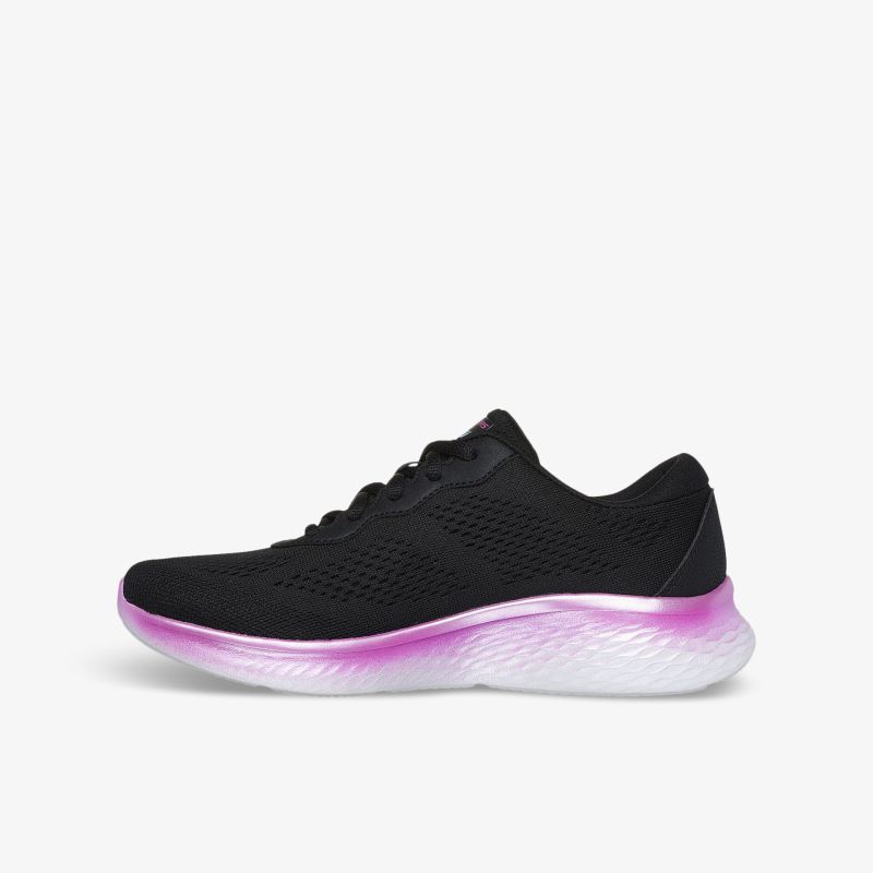 Schwarzer Sport-Laufschuh mit violett-weiß verlaufender Sohle, leichter und flexibler Komfort