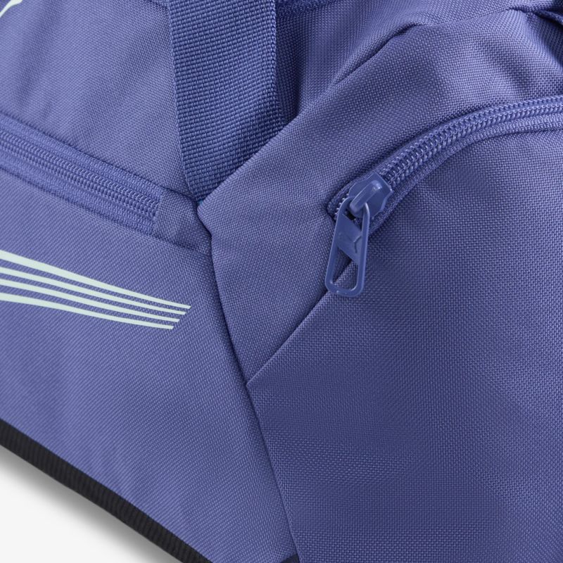 Detailansicht eines violetten Sporttaschen-Reißverschlusses mit robustem und hochwertigem Material