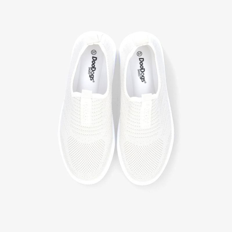 Weißes Paar Slip-On Schuhe, leicht, atmungsaktiv und flexibel, ideal für Alltag und Sport