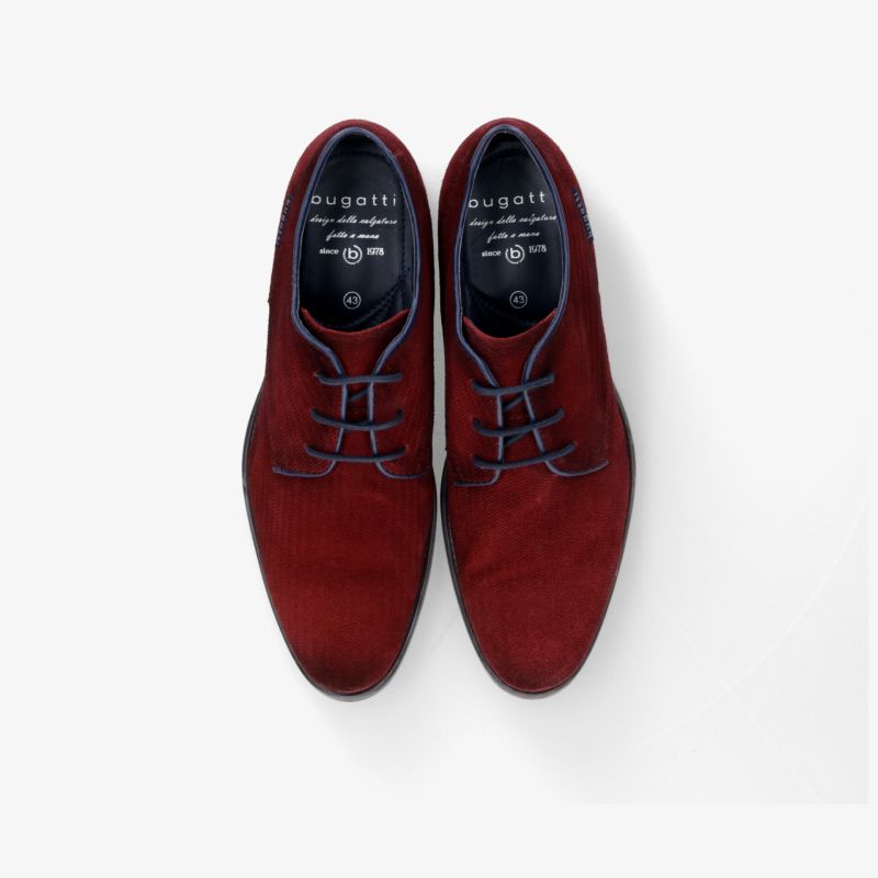 Elegante burgunderfarbene Lederschuhe mit Schnürung, von oben fotografiert, für einen stilvollen Auftritt.