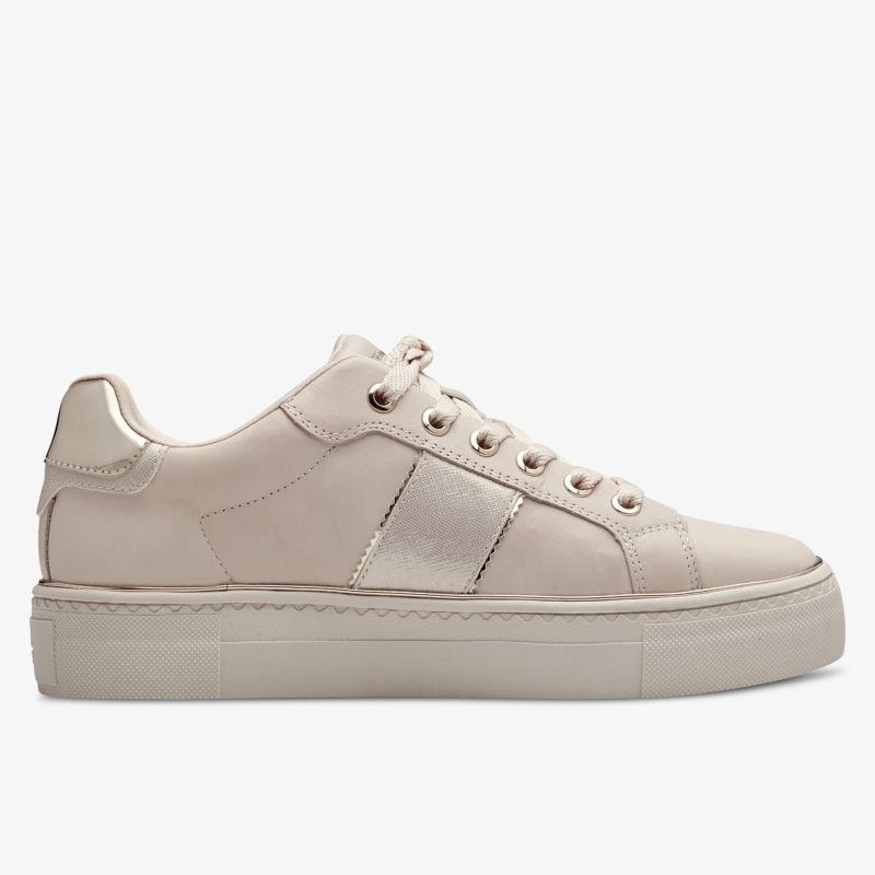 seitliche Ansicht eines bequemen Sneakers aus glattem Leder mit robuster Sohle und dezentem Design