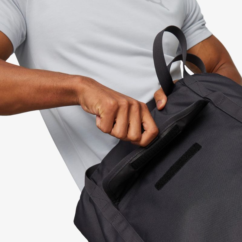 Robuster, minimalistischer Rucksack mit praktischen Fächern und vielseitigem Design.