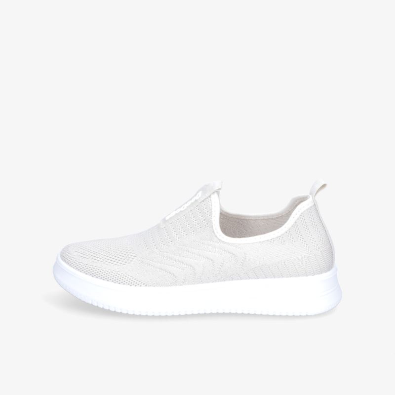 Weißer leichter Sneaker mit atmungsaktivem Material und rutschfester Sohle in klarer Seitenansicht