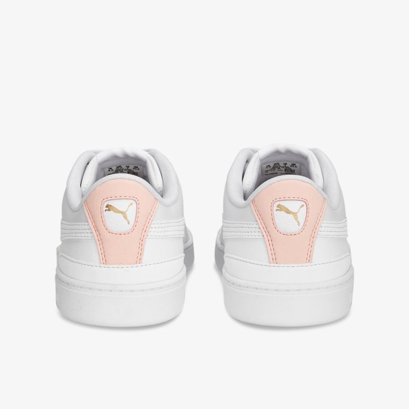 Stylische weiße Sneaker mit pastellrosa Akzenten für einen modernen, sportlichen Look.