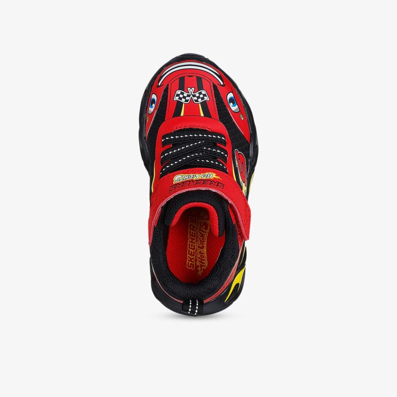 Roter Sneaker mit gepolstertem Schaft, robustem Sohlenrand und reflektierenden Details in Frontansicht