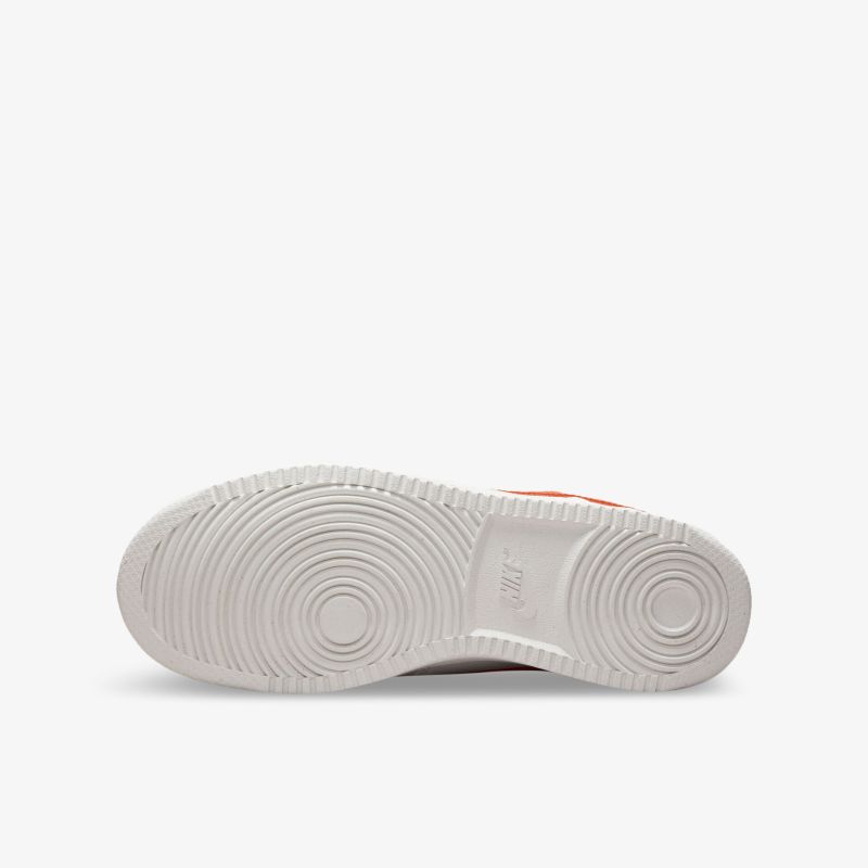 Detailaufnahme einer langlebigen Sohle mit rutschfestem Design und modernem Look für optimalen Halt.