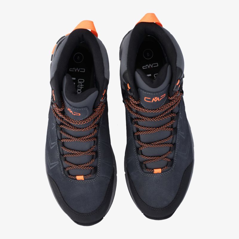 Hochwertige Outdoor-Trekkingschuhe mit robustem Design und bequemem Schnürsystem aus der Vogelperspektive.