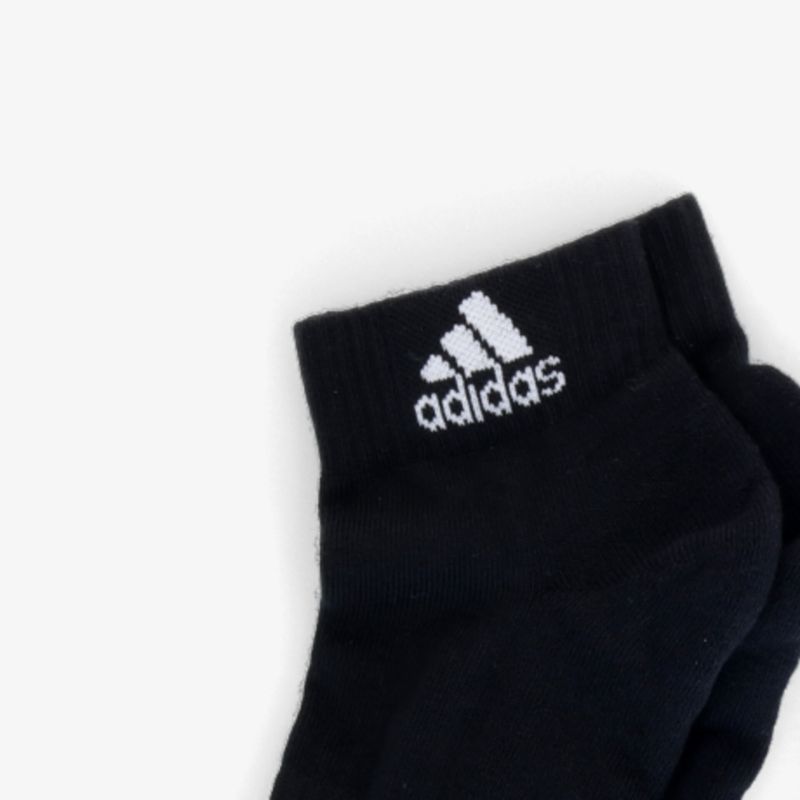 Adidas Socken in Schwarz mit Logo, bequemes und stilvolles Design für optimalen Tragekomfort.