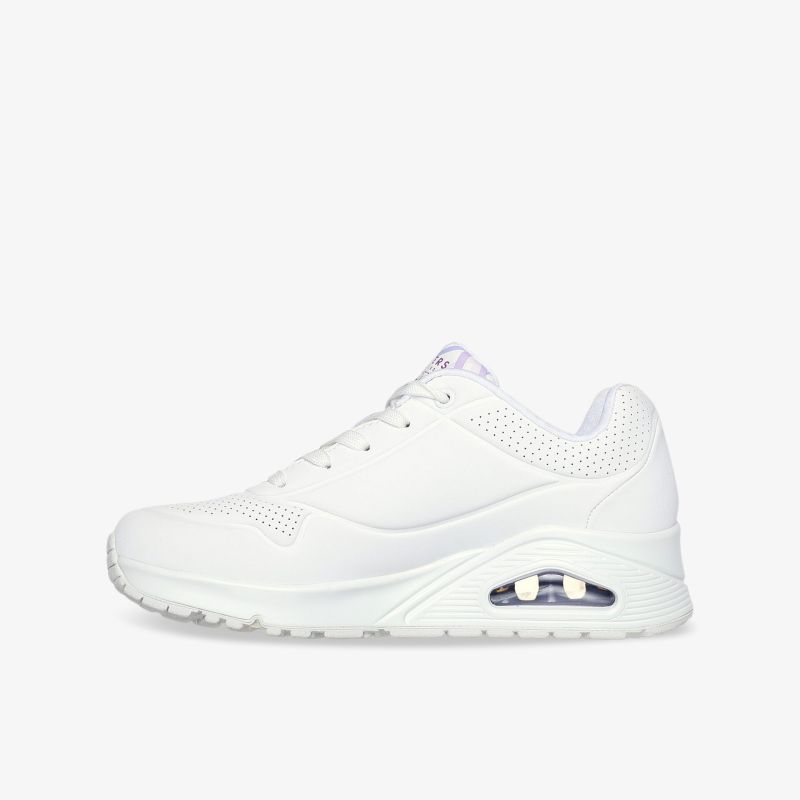 Leichter weißer Sneaker mit gepolstertem Komfort und langlebiger Sohle in klarer seitlicher Ansicht