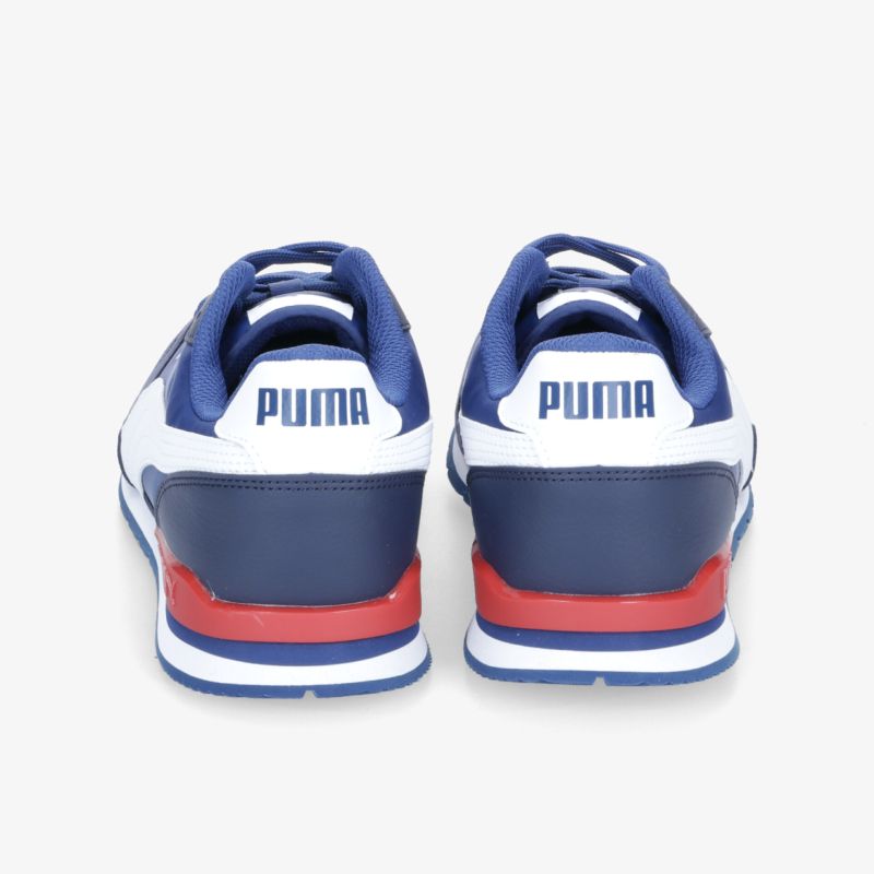 Moderne Sneakers mit blauer und roter Akzentuierung, ideal für Freizeitaktivitäten und trendiges Design.