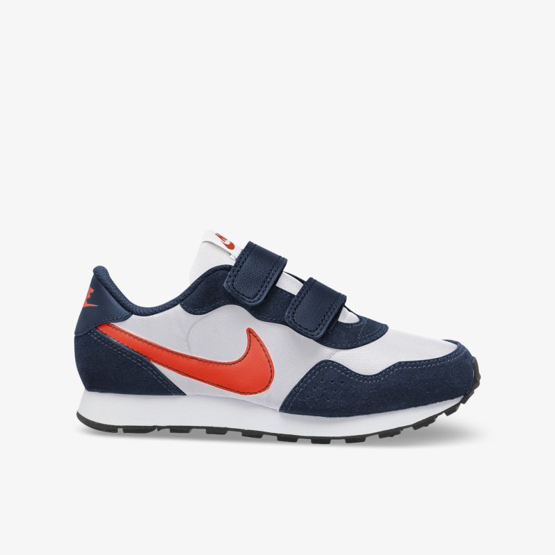 Stylischer Sneaker in Blau und Weiß mit Klettverschluss und rotem Logo für maximalen Tragekomfort.