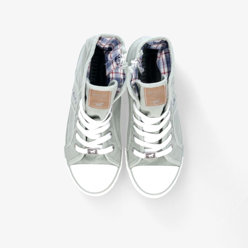 Stylische knöchelhohe Sneaker mit weißer Kappe und Lederakzent, ideal für lässigen Look.