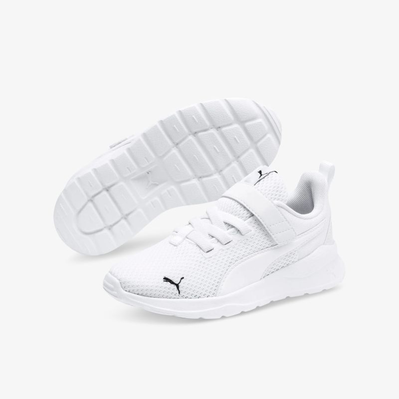 Sportlicher weißer Sneaker mit atmungsaktivem Material und rutschfester, flexibler Laufsohle in schräger Vorderansicht