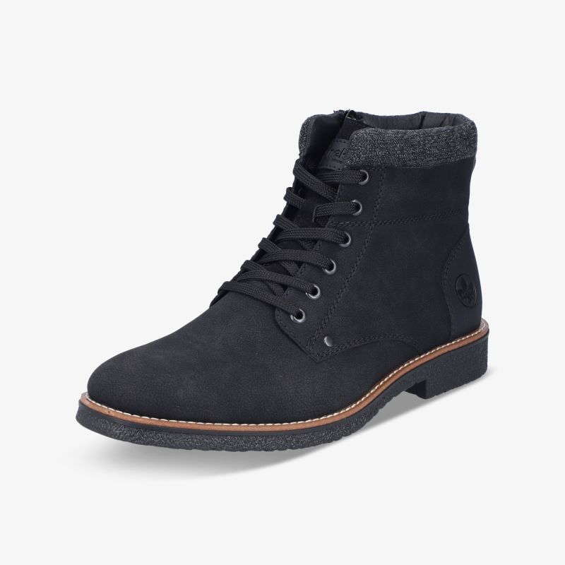 Schwarzer Winterstiefel mit robuster Schnürung und warmer Innenfütterung in schräger Vorderansicht
