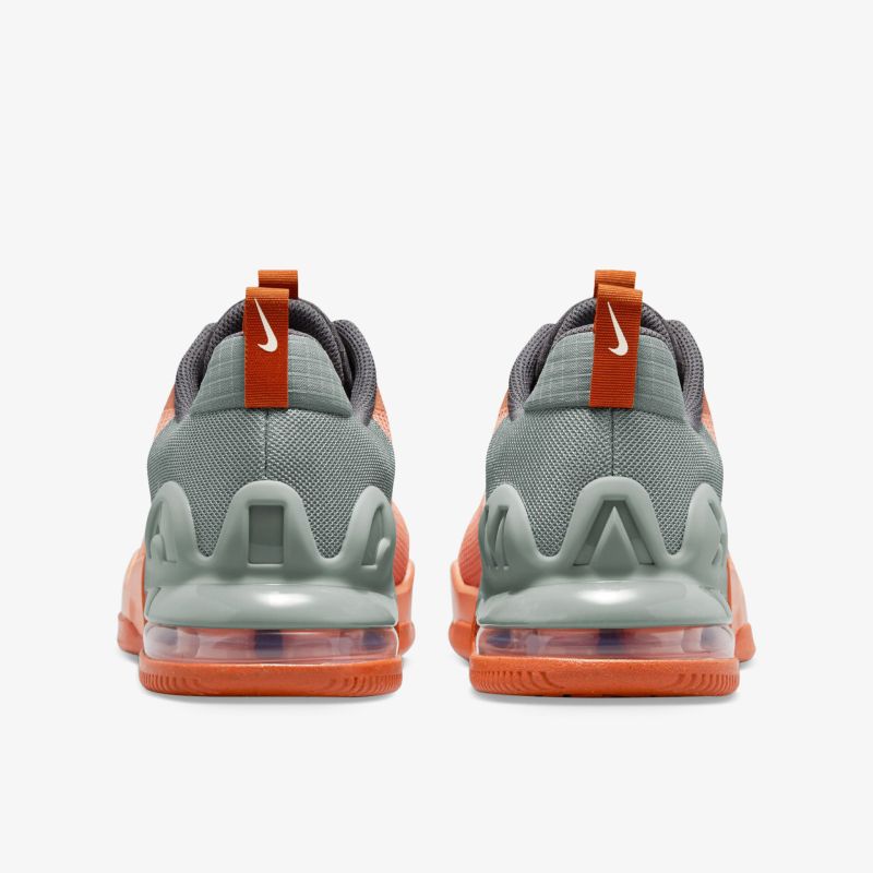 Rückansicht von grauen und orangefarbenen Sneakers mit moderner Luftpolstersohle.