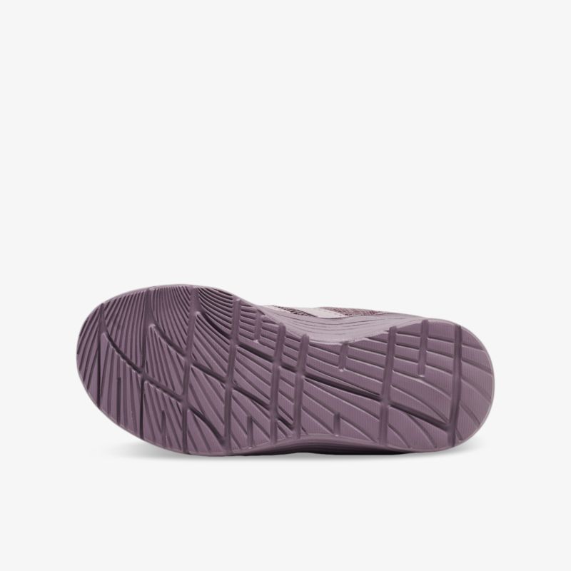 Strapazierfähige Schuhsohle mit rutschfestem Profil für optimalen Halt und Komfort.