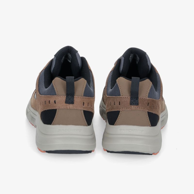 Robuste Wanderschuhe in Erdtönen für maximalen Komfort und Stil im Freien.
