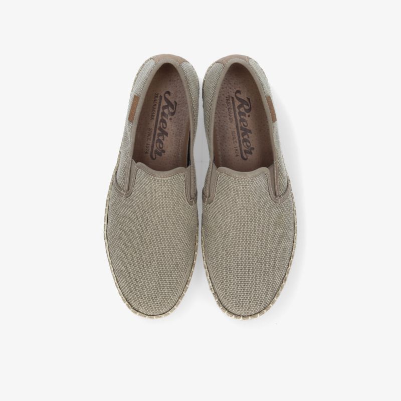 Beige Slip-On-Schuhe mit rutschfester Sohle und komfortabler Passform, ideal für Freizeit und Alltag.
