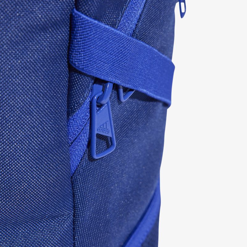 Detailansicht eines robusten blauen Rucksacks mit strapazierfähigen Reißverschlüssen und Taschen.