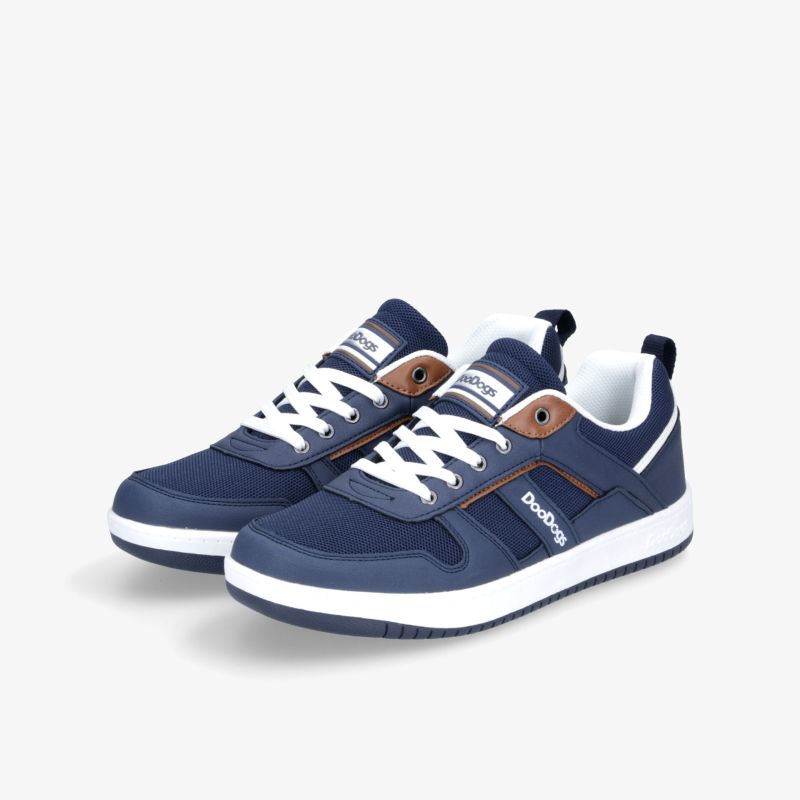 Moderne blaue Turnschuhe mit weißen Schnürsenkeln und braunen Details, ideal für sportlichen Stil und Komfort.