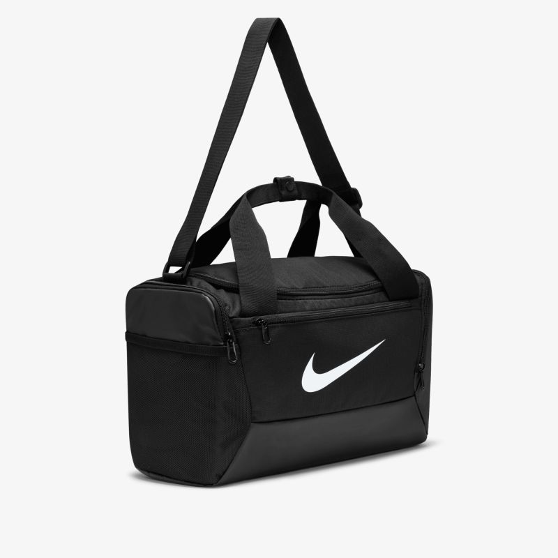 Schwarze Sporttasche von Nike mit weißem Logo, robustem Design und verstellbarem Schultergurt.