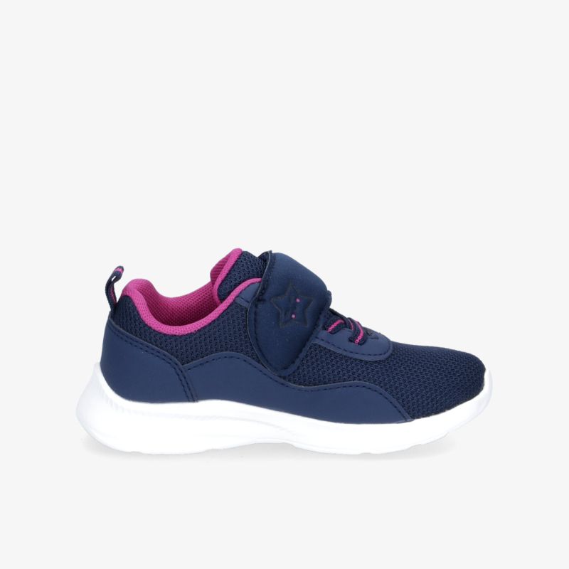 Sportlicher Sneaker in Dunkelblau mit elastischer Sohle und pinken Akzenten, ideal für aktive Tage.