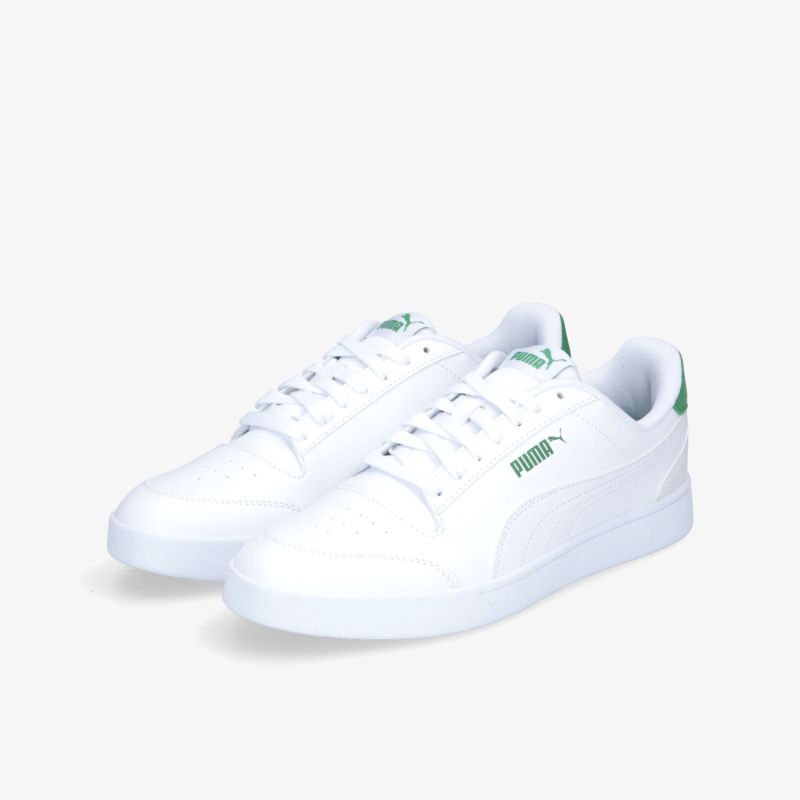 Weiße Sneakers mit grünem Logo, ideal für einen sportlichen und modernen Look.