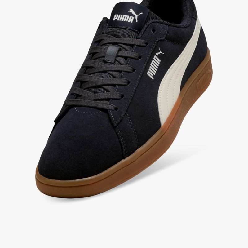 Schwarzer Sportschuh mit brauner Gumsohle, komfortabel und langlebig für vielseitigen Einsatz
