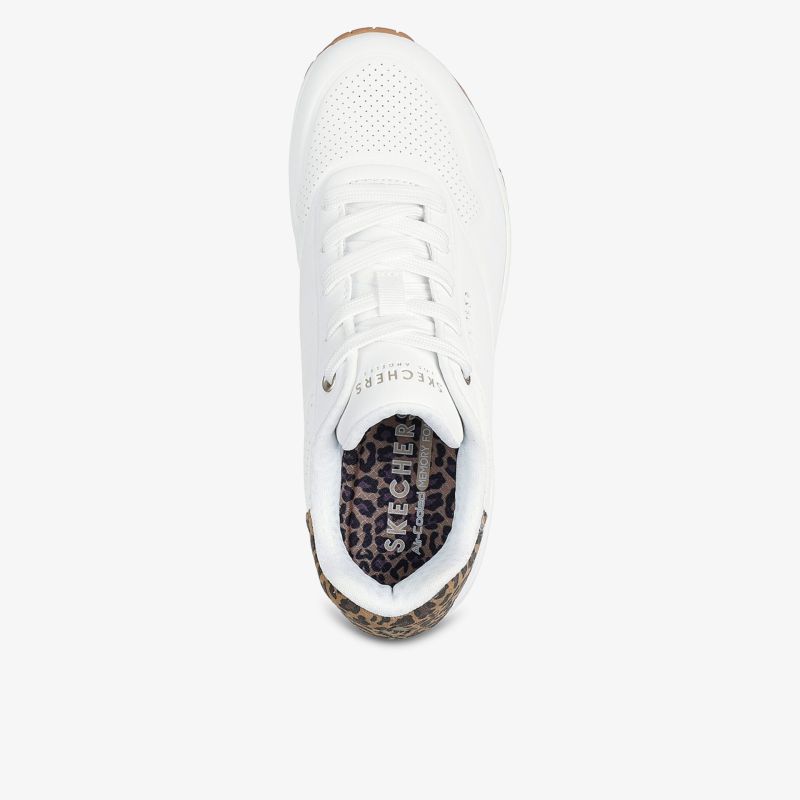 Weißer Schuh mit atmungsaktivem Material und Schnürsenkeln, modernes leichtes Design für hohen Komfort