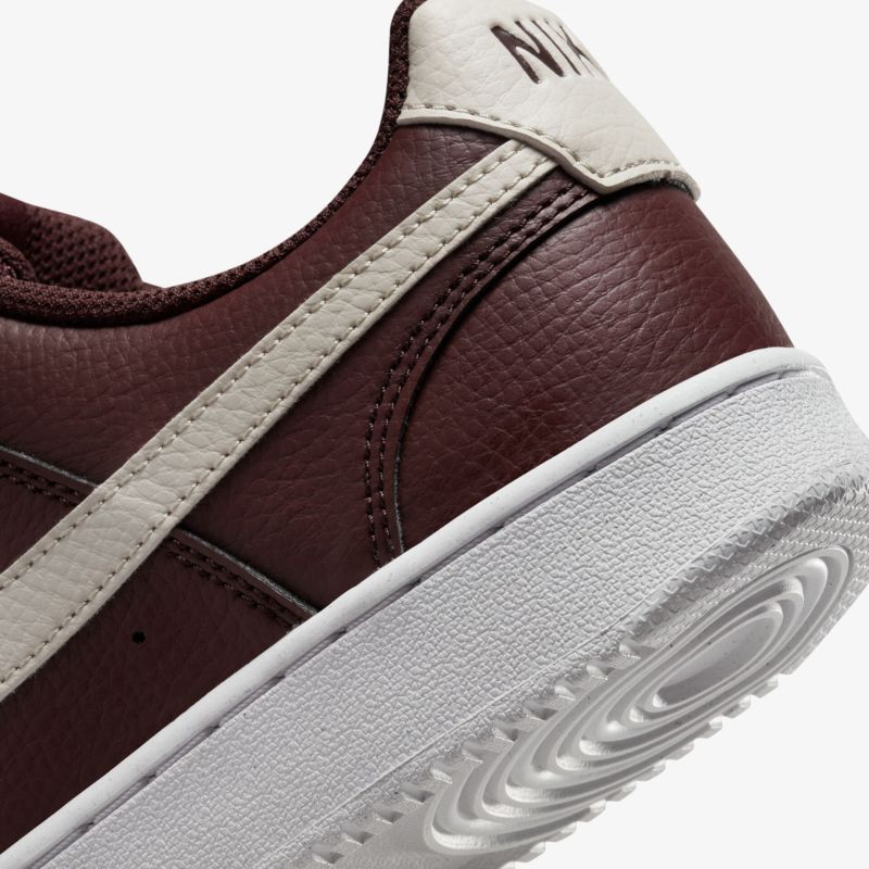 Eleganter Sneaker mit robustem Leder, nahtlosem Design und rutschfester Sohle für optimalen Komfort und Stil.