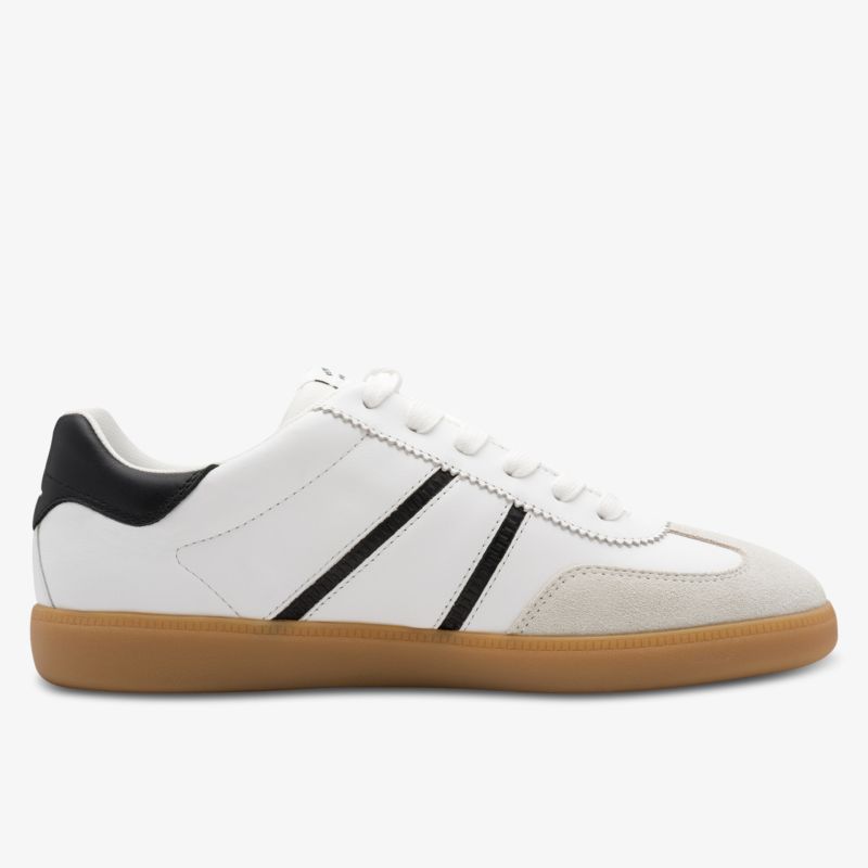 Moderner weißer Sneaker mit brauner Gummisohle und markanten seitlichen Linien, bequem und stylish