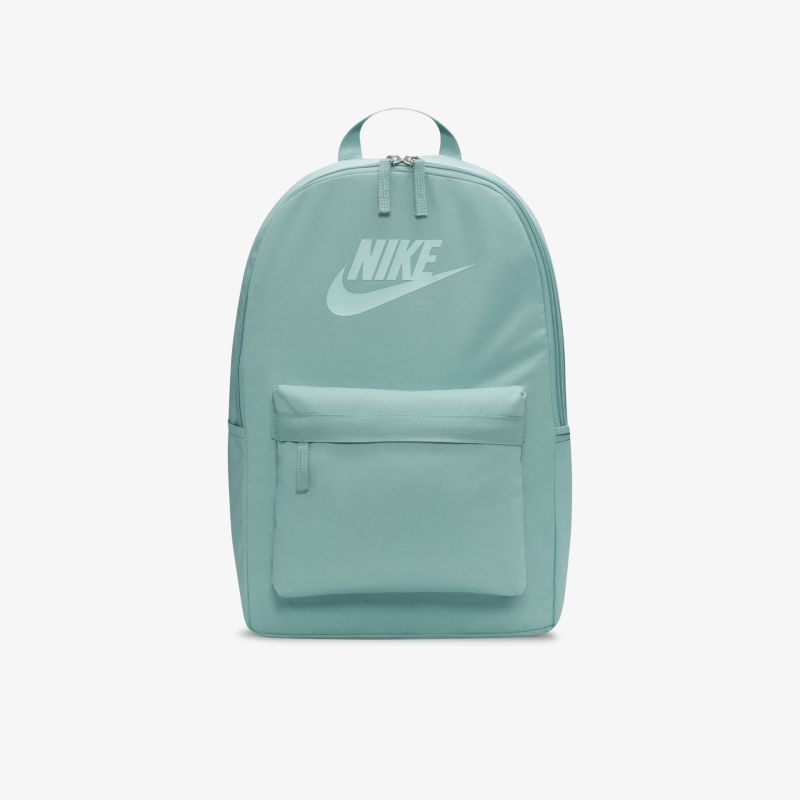 Moderner Nike Rucksack in Mintgrün mit geräumigem Hauptfach und vorderer Reißverschlusstasche.