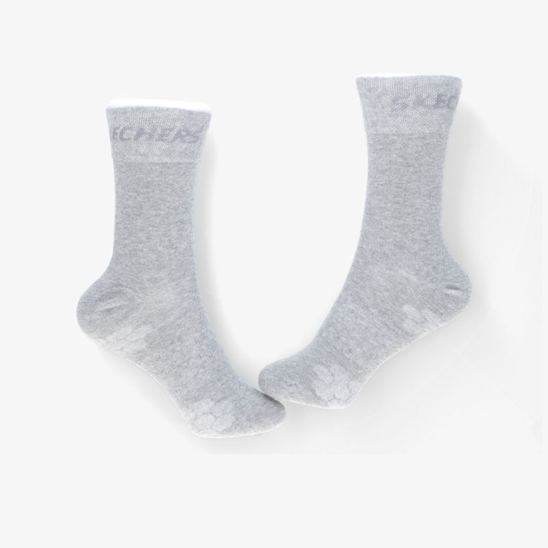 Graue Socken aus elastischem und weichem Material, komfortabel und passgenau für den Alltag