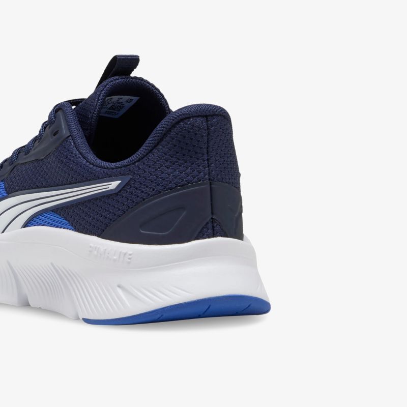 Detailaufnahme eines blauen Sportschuhs mit weißer, flexibler und rutschfester Sohle