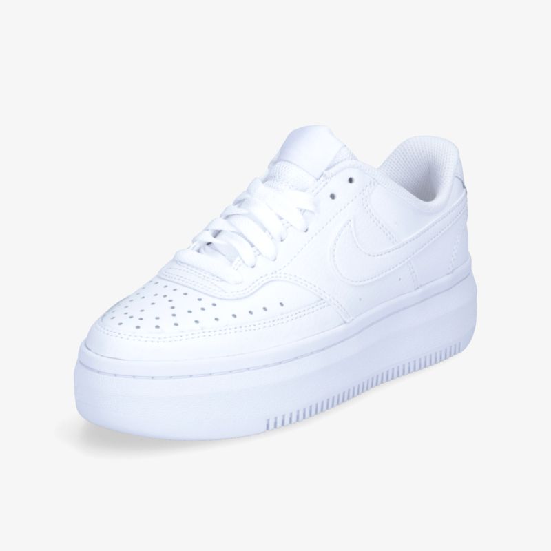 Moderner weißer Sneaker mit perforiertem Design und dicker Sohle für stilvollen Komfort.