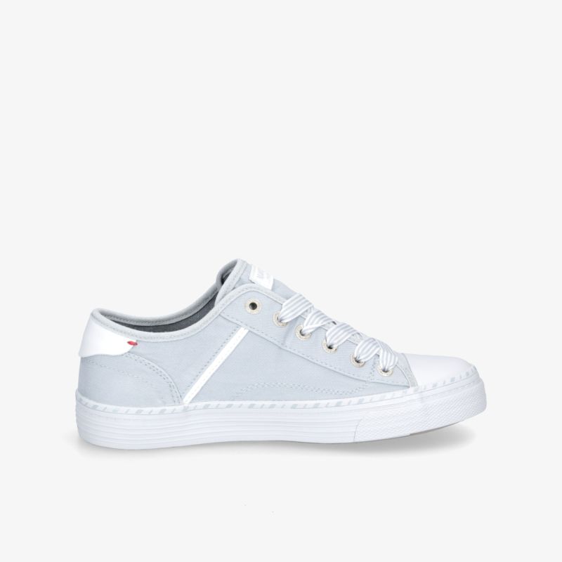 Eleganter weißer Sneaker mit schlichtem Design und bequemer Passform für vielseitige Freizeitaktivitäten.