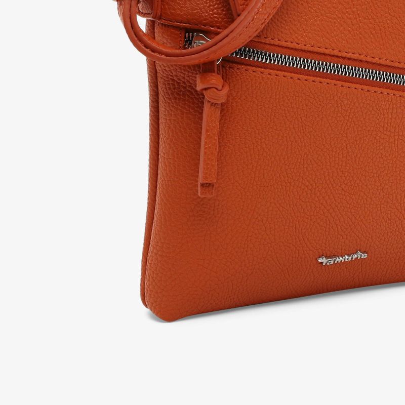Detailaufnahme einer eleganten orangefarbenen Handtasche mit feiner Naht und Reißverschluss