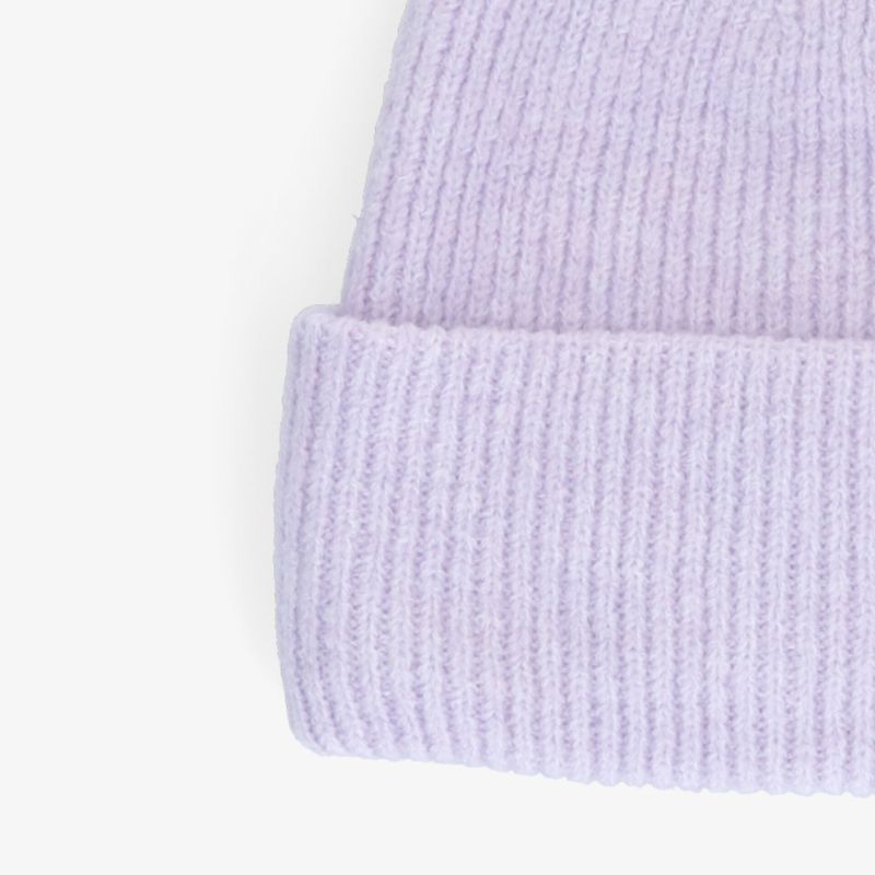 Weiche lila Mütze im Rippstrick-Design, perfektes warmes Accessoire für kühle Tage.