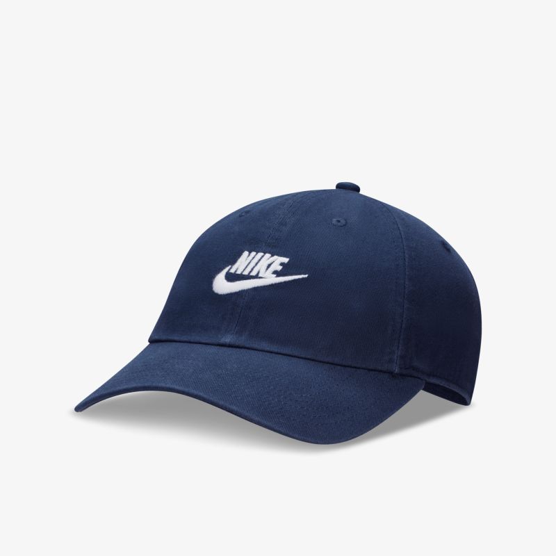 Modische Nike Baseballcap in Dunkelblau mit weißem Logo, ideal für sportliche und lässige Outfits.